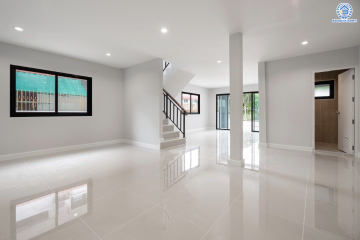 บ้านมือสองตกแต่งใหม่ ม.เมืองเอกประจิม พหลโยธิน87 ตกแต่งครบทุกฟังก์ชัน เนื้อที่ 100 ตร.ว. พื้นที่ใช้สอยเยอะ พร้อมฟังก์ชัน 3 ห้องนอน 4 ห้องน้ำ 1 ห้องอเนกประสงค์ 1 ห้องแม่บ้าน จอดรถได้ 4 คัน เชื่อมต่อทุกการเดินทาง ใกล้รถไฟฟ้าสายสีแดง "สถานีหลักหก"และทางด่วน "ศรีสมาน"